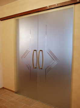 Раздвижные стеклянные двустворчатые двери между кухней и гостиной