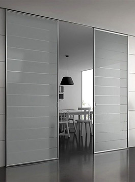 Двустворчатая стеклянная раздвижная дверь в алюминиевом обрамлении (матовая с полосами)