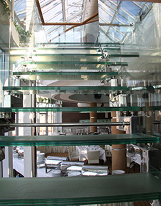 Лестница со стеклянными ступенями на косоуре из нержавеющей стали